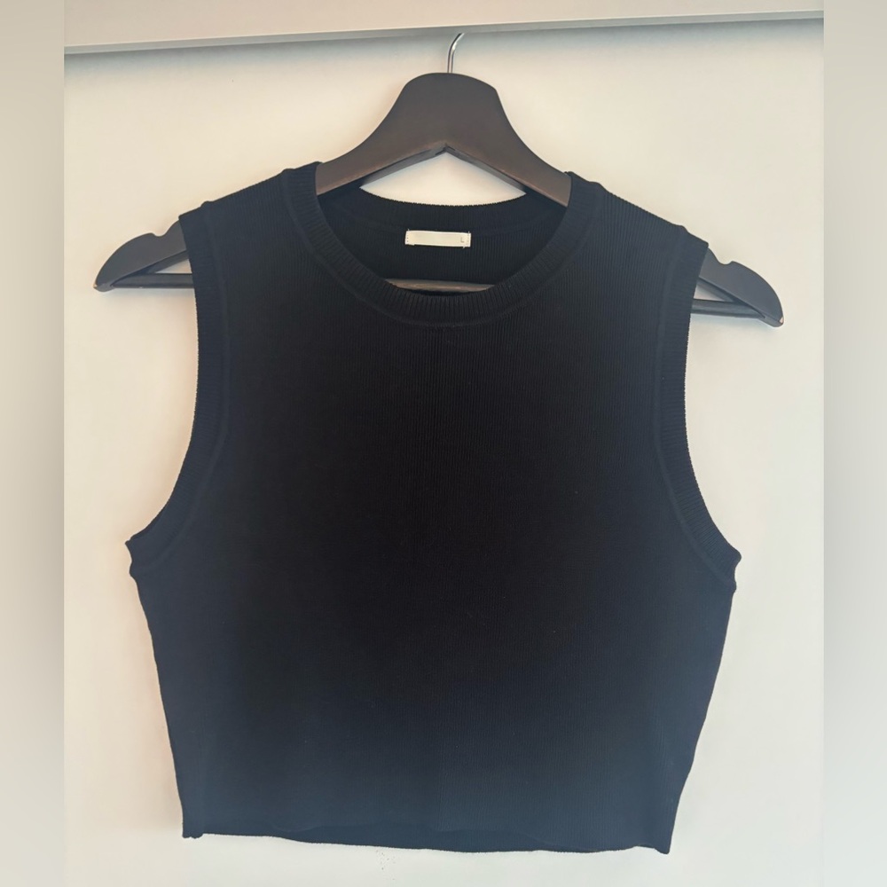 Black Sleeveless Ribbed Cropped Top by GU